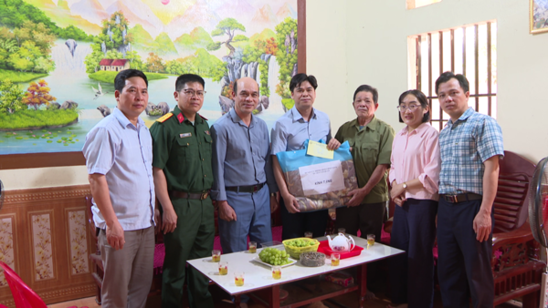 VĂN QUAN THĂM, TẶNG QUÀ CỰU CHIẾN BINH, CỰU THANH NIÊN XUNG PHONG NHÂN DỊP 30/4