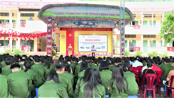 Trường THPT Lương Văn Tri tổ chức ngoại khoá kỷ niệm 50 năm Ngày Giải phóng miền Nam, thống nhất đất nước