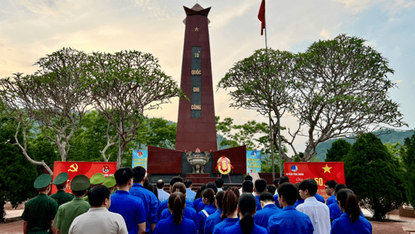 HUYỆN ĐOÀN VĂN QUAN THẮP NẾN TRI ÂN  CÁC ANH HÙNG LIỆT SĨ