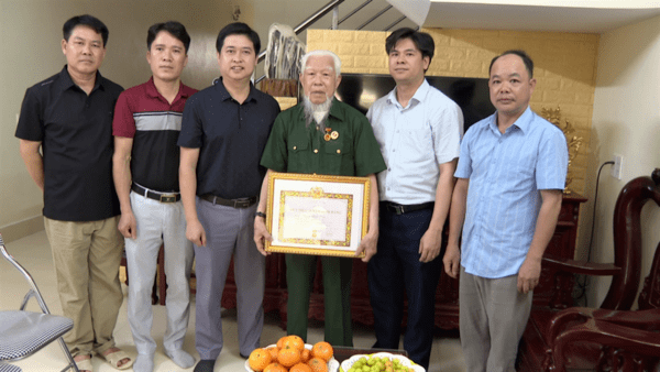 ĐỒNG CHÍ BÍ THƯ HUYỆN ỦY TRAO TẶNG HUY HIỆU 75 NĂM TUỔI ĐẢNG
