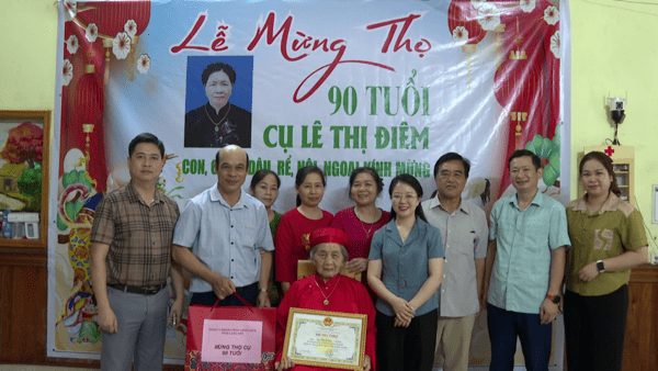 HUYỆN VĂN QUAN THÀNH LẬP 4 ĐOÀN CÔNG TÁC THĂM, CHÚC THỌ NGƯỜI CAO TUỔI TRÒN 90 TUỔI