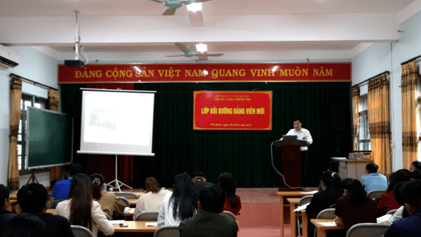 Huyện Văn Quan khai giảng lớp bồi dưỡng lý luận chính trị cho đảng viên mới