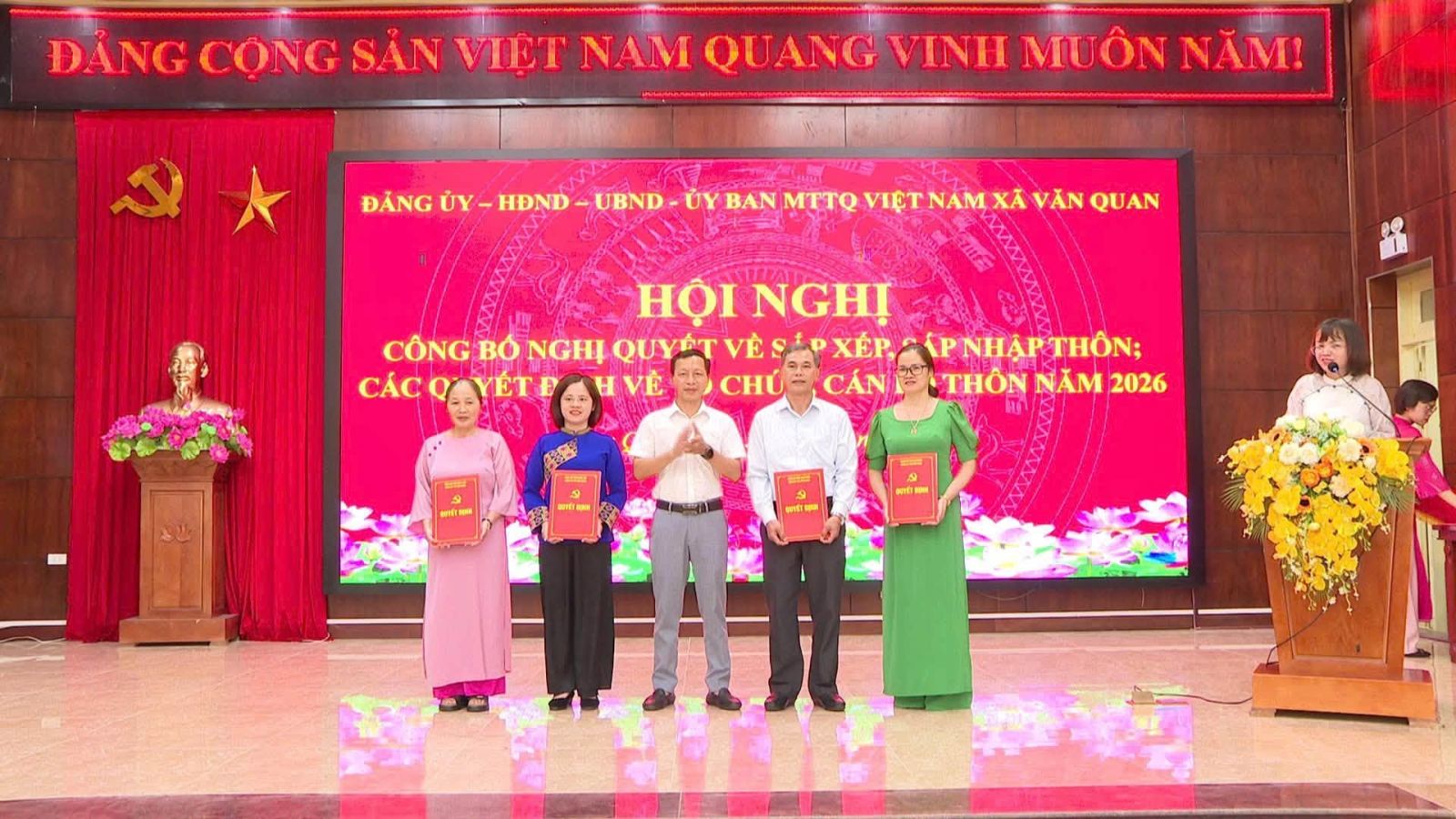 Lãnh đạo Đảng ủy trao Quyêt định