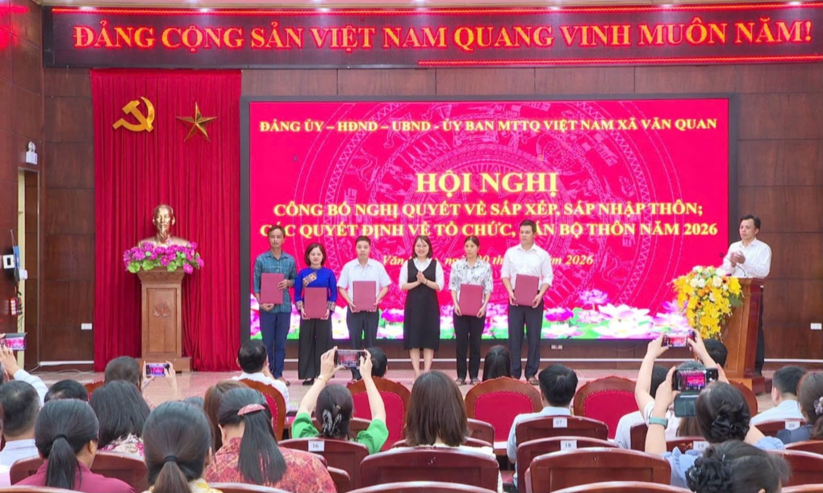 Lãnh đạo Đảng ủy trao Quyết định