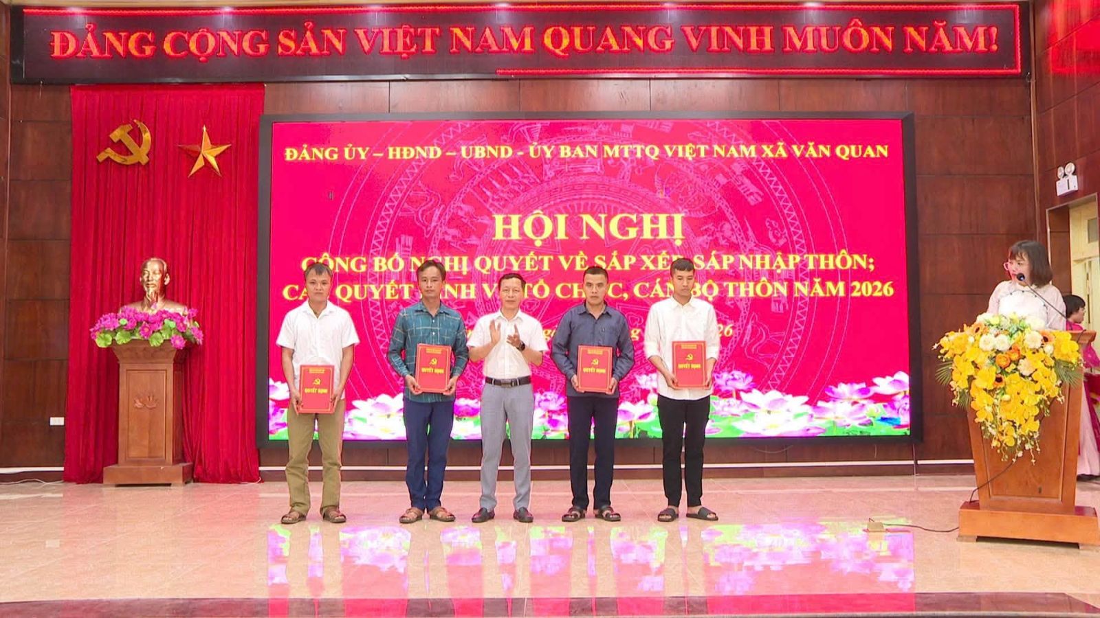 Lãnh đạo Đảng ủy trao Quyết định