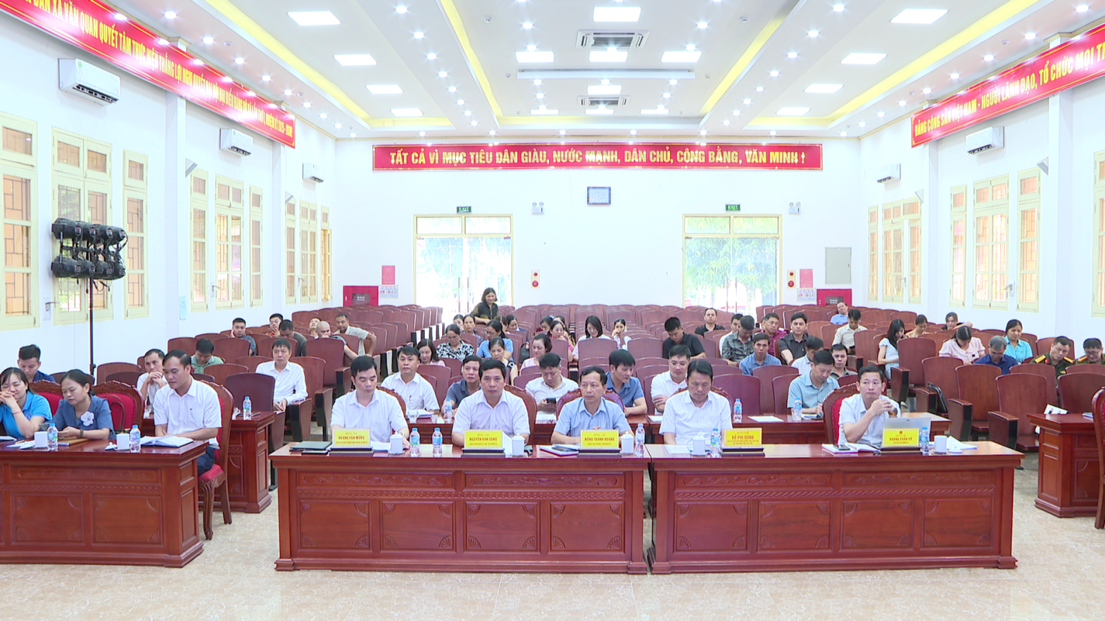 Các đồng chí lãnh đạo dự hội nghị