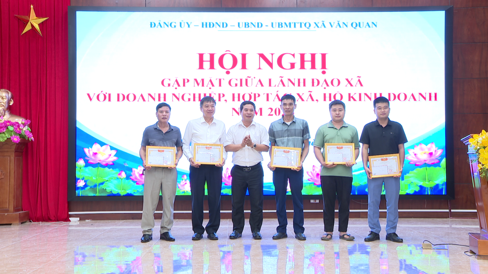 Khen thưởng tập thể