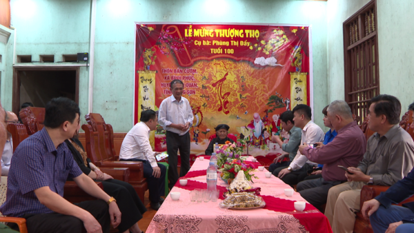 Đoàn công tác UBND tỉnh Lạng Sơn mừng thọ cho 3 cụ tròn 100 tuổi tại huyện Văn Quan nhân dịp năm mới