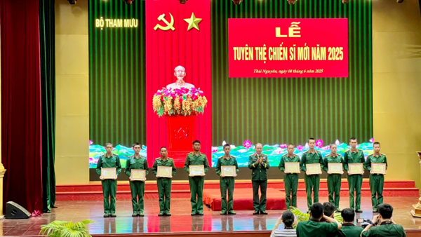 Lãnh đạo UBND huyện dự Lễ tuyên thệ chiến sỹ mới năm 2025 tại Bộ tham mưu, Quân khu 1