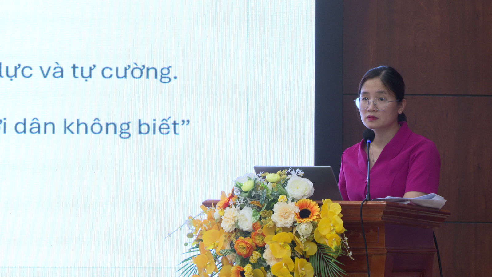 Đồng chí Hoàng Thị Hương Giang Trưởng phòng Văn hoá xã hội lên lớp tại buổi tập huấn.